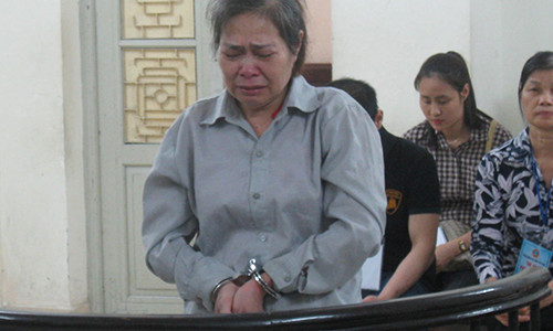 Bị cáo nức nở tại tòa.