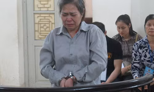 Bị cáo nức nở tại tòa.