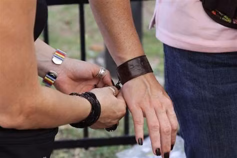 Đeo "vòng tình bạn" là mánh khóe lừa đảo phổ biến ở châu Âu. Ảnh: NBC.