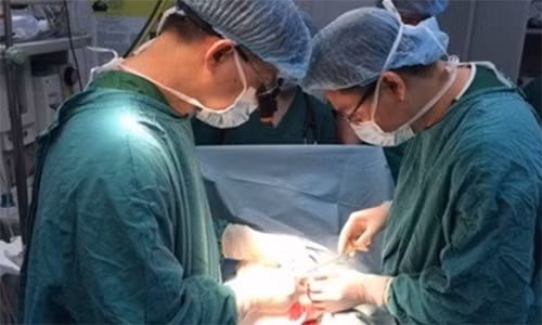 Ghen tuong, vo tat nuoc soi vao “cua quy” cua chong