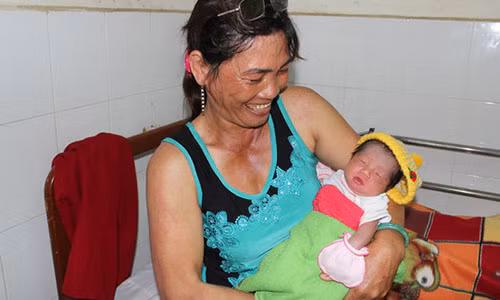 Kỳ tích sản phụ sinh con giữa biển khơi Ky tich san phu sinh con giua bien khoi