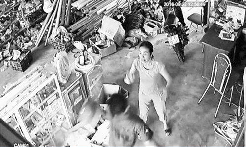 Thuc hu vu con no 300 nghin con do den nha hanh hung bo me