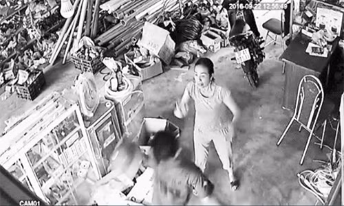 Thuc hu vu con no 300 nghin con do den nha hanh hung bo me