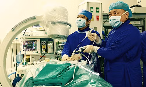 Noi soi dieu tri thoat vi dia dem cot song co