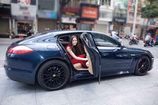 Cách đây nhiều năm, một bầu sô từng tiết lộ giá cát-xê của Hoa hậu Việt Nam 2006 trên dưới 2000 USD (khoảng 45 triệu VND). Một nguồn tin khác khẳng định ban tổ chức phải trả từ vài trăm đến 4000 USD (khoảng 90 triệu đồng) để có được sự góp mặt của Mai Phương Thúy.