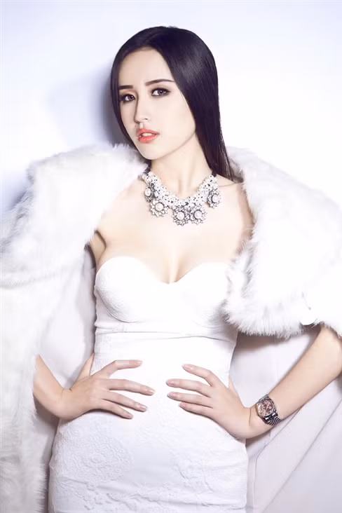 Ngo ngang truoc gia tai do so cua Hoa hau Mai Phuong Thuy