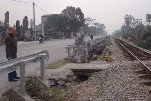 Một trong những nguyên nhân được đoàn công tác đưa ra là do các đơn vị làm hộ lan đường bộ trên tuyến QL 21 đã dễ dàng chấp thuận để người dân mở lối đi dân sinh, không phối hợp chặt chẽ với ngành đường sắt khi thực hiện dự án.