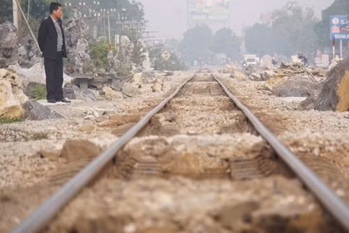 Có những điểm chỉ vài mét đã có một lối đi qua đường sắt. Nhìn nền đường sắt như thế này, hành khách đi tàu khó có thể yên tâm. Theo Cục Đường sắt, 2 năm qua, nhờ nỗ lực của nhiều cơ quan, địa phương, toàn quốc chỉ mới xoá được 32 lối đi dân sinh (trong tống số hơn 4.000 lối đi được quản lý) nhưng chỉ riêng Hà Nam đã phát sinh thêm tổng cộng ít nhất 34 lối đi dân sinh trái phép.
