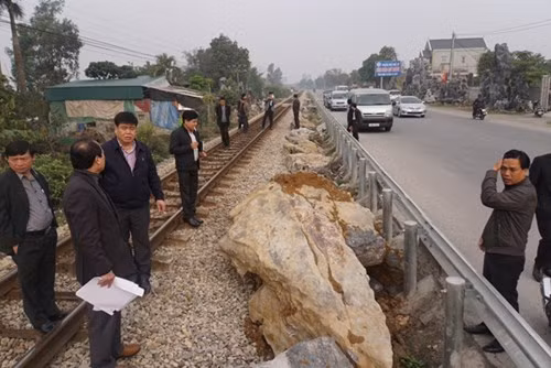 Nhiều người trong đoàn công tác bất ngờ khi phát hiện nhiều tảng đá lớn, nặng hàng tấn được đặt ngay trong nền đường, sát mép đường tàu.