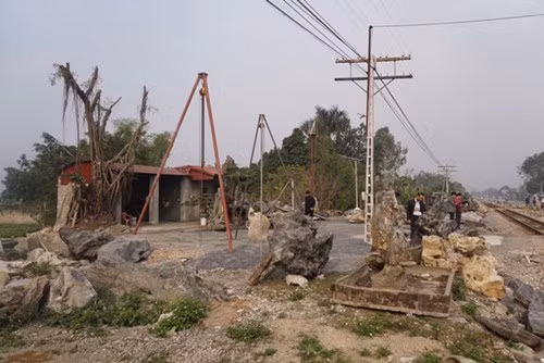 Dù khu vực đất này thuộc hành lang an toàn đường sắt, đất không được phép xây dựng nhưng chính quyền địa phương vẫn để người dân xây dựng nhà cửa, cửa hàng và đặt đá non bộ với khối lượng lớn để kinh doanh.