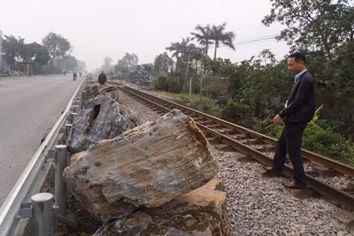 Theo quy định, hành lang an toàn giao thông đường sắt đạt tiêu chuẩn phải cách đường ray hơn 5 m. Tuy nhiên, các tảng đá lớn này chỉ cách đường sắt có điểm chỉ vài chục cm.