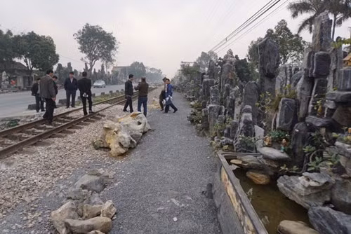 Đây là điểm người dân kinh doanh non bộ, đá cảnh. Đoàn công tác cũng lo ngại, các tảng đá kê kích không vững sẽ dễ bị cuốn vào tàu khi tàu chạy qua.