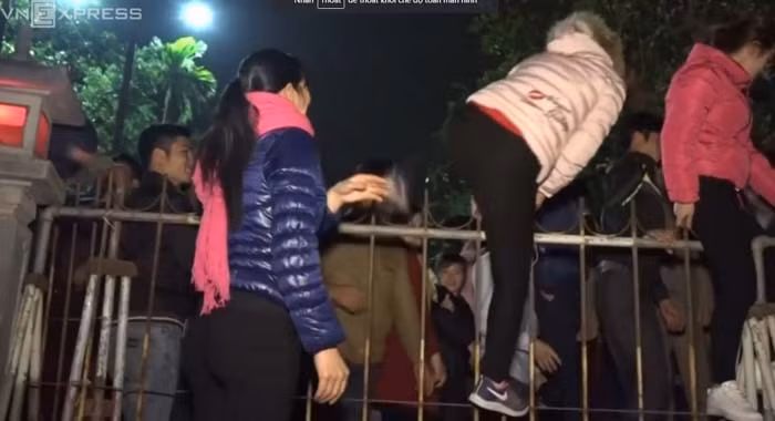 Lễ khai ấn đền Trần (Nam Định) được diễn ra vào ngày10. 2 tức ngày 14 tháng giêng âm lịch. Vẫn như mọi năm, hàng vạn du khách đổ về đây xin ấn. BTC đã làm tốt hơn khâu tổ chức khi tăng cường lực lượng an ninh và cất hết đồ lễ sau khi thực hiện nghi lễ rước ấn. Tuy nhiên tình trạng trèo rào nhảy vào từ các thanh niên vẫn tiếp diễn, thậm chí cả các bạn nữ cũng tham gia trèo rào trông rất phản cảm và chướng mắt.