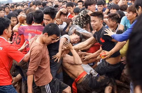 Hàng nghìn thanh niên tranh giành, giẫm đạp cướp quả phết tại lễ hội cướp Phết Hiền Quan. 