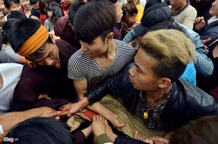 Tại lễ hội “Đúc Bụt” tại miếu Bà - thờ công chúa Ngọc Kinh hôm 4.2 tại thôn Phù Liễn, xã Đồng Tĩnh, huyện Tam Dương (Vĩnh Phúc) với trò cướp chiếu cũng xảy ra tương tự khi hàng trăm thanh niên lao vào giành giật, đánh nhau để mong lấy được vài sợi chiếu lấy may.