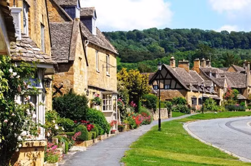 4. Cotswolds Những ngôi làng và thị trấn nhuốm màu mật ong ngọt ngào và ấm áp rất thích hợp cho một cuộc hẹn hò lãng mạn.