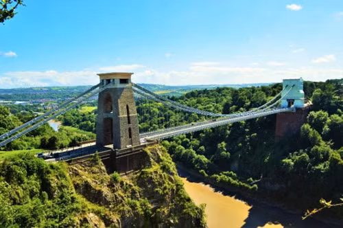 9. Bristol Những vườn hoa đẹp tuyệt và khung cảnh đáng ngạc nhiên khi nhìn từ trên cầu xuống sông Avon sẽ để lại một kỷ niệm đẹp đầy lãng mạn.