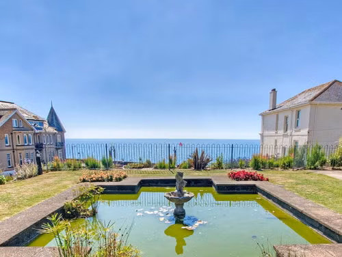 8. Devon Nơi đây có sự hội tụ của cả món ăn ngon và khung cảnh đẹp, với những vách đá hiểm trở, những vùng biển đẹp để lướt sóng, hay picnic trong những khu vườn tuyệt đẹp.