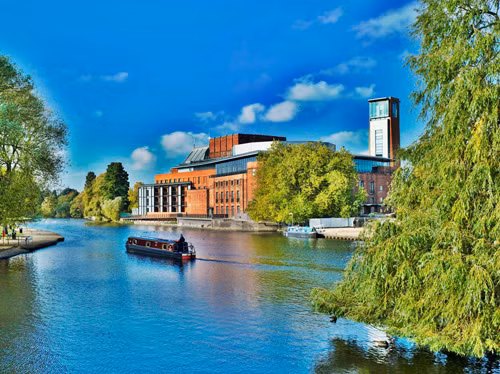 6. Stratford trên dòng sông Avon Cảnh tượng hai người cùng chèo thuyền trên sông sẽ thật lãng mạn và ý nghĩa nếu biết tận dụng đấy.