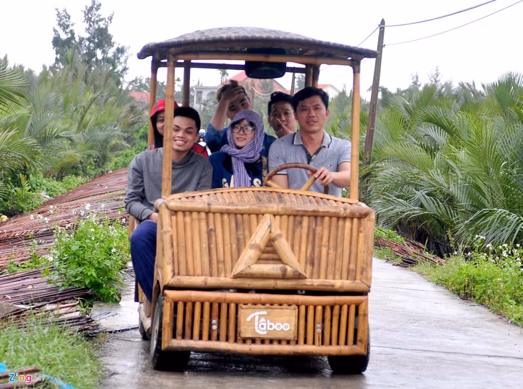 Anh Tân cho rằng,khó nhất trong quá trình làm khung xe là kỹ thuật nối giữa tre và kim loại sao cho khớp. "Tôi đã dùng sợi gai tự nhiên và keo tổng hợp để kết nối giữa tre và kim loại đảm bảo khung xe đạp không nứt khi nhiệt độ thay đổi", chủ cơ sở mỹ nghệ tiết lộ.