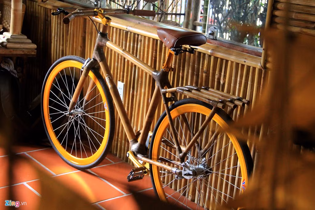 Theo anh Tân, làm khung xe đạp bằng tre gai rắn chắc. Gia đình đặt mua nguyên liệu hơn 4 năm tuổi trong xã hoặc ở các vùng ven sông Quế Sơn, Điện Bàn đóng bè vận chuyển về nhà bằng đường sông Thu Bồn. Tre được xử lý ngâm bùn 6 tháng, sau đó vớt lên phơi khô rồi đưa vào kho dự trữ sử dụng dần.