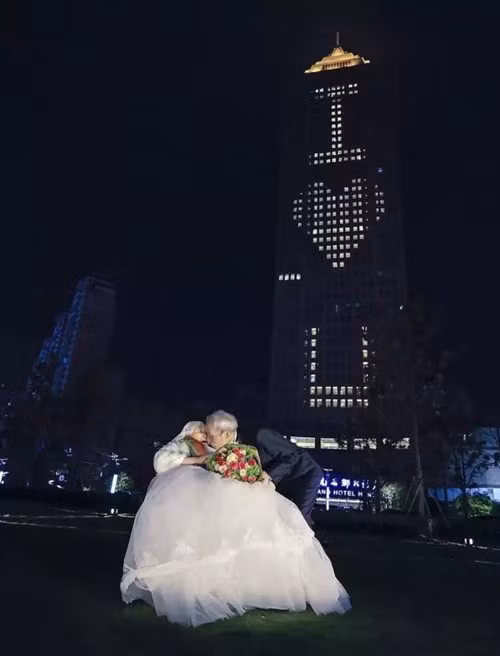 Ông Qiao Dewei tiết lộ rằng: trong suốt 67 năm chung sống, ông chưa từng nói lời yêu với bà Liu, và thậm chí cũng chưa từng có bất kì một hành động lãng mạn nào dành cho vợ.