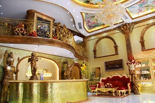 Rất nhiều nội thất khác bên trong tòa lâu đài được dát vàng hoặc nhuộm vàng đẹp mắt.