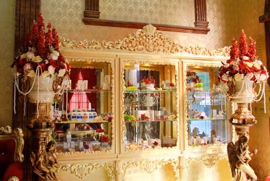 Tủ mỹ phẩm cũng được trang hoàng sang trọng.