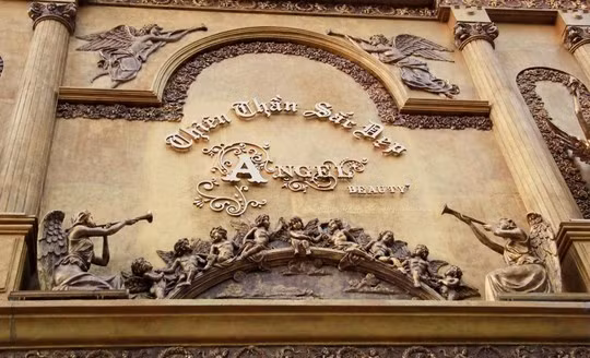 Toàn bộ thiết kế lâu đài đều mang hơi hướng cổ điển. Những chạm khắc, hoa văn cầu kỳ, tỉ mỉ với các họa tiết chủ đạo là các thiên thần. Đặc biệt, tất cả đều được làm thủ công, cũng như được các nghệ nhân nổi tiếng điêu khắc.