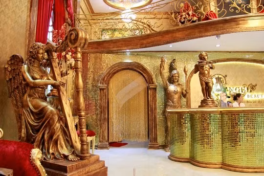 Bên trong lâu đài, các họa tiết, hoa văn và bố cục bài trí đều được chủ nhân chú trọng tỉ mỉ đến từng đường nét thể hiện cho sắc đẹp, tình yêu thông qua các vị thần trong thần thoại, truyện cổ tích….