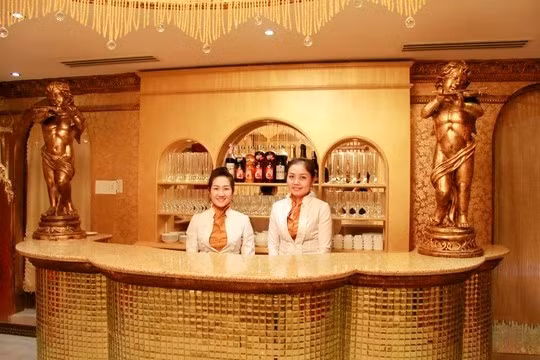 Quầy pha chế cũng được dát vàng rất ấn tượng.