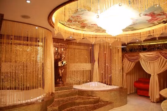 Phòng tắm, phòng spa lung linh dưới ánh đèn. Những bức rèm trong phòng tắm đều được làm bằng tay, thể hiện sự tinh tế, tỉ mỉ nhưng cũng không kém phần sang trọng. Phía trên trần nhà là hình ảnh của các thiên thần đang bay lượn, tạo nên một cảm giác thanh bình.