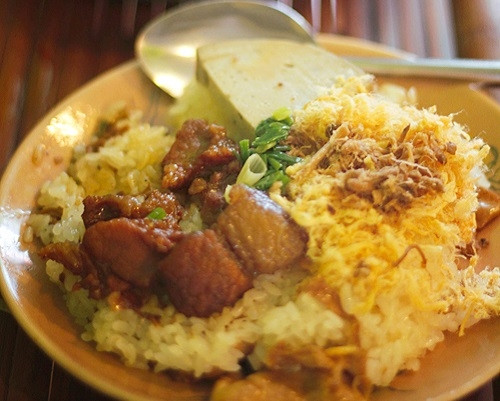 Xôi nấm: Món xôi nấm được nhiều người yêu thích vì sự kết hợp đầy thú vị và rất mới mẻ. Bạn có thể dùng xôi nấm vào bữa sáng trưa hay lót dạ khi chiều muộn đều hợp. Một phần xôi nấm sẽ bao gồm thịt gà hoặc thịt heo rang cháy cạnh và ruốc nấm hoặc nấm tươi xào. Khi ăn, bạn sẽ cảm nhận thấy vị ngon đặc biệt của thịt và ngọt tự nhiên từ nấm cộng với chút xôi nếp dẻo thơm đem đến sự kết hợp vừa vặn và ngon miệng.