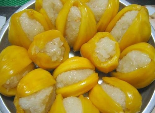 Xôi mít: Xôi mít vô cùng bắt mắt với những múi mít chín vàng ươm đã bỏ hột, thay vào là xôi nếp mềm dẻo. Ở một số nơi, xôi mít còn được phủ lên chút dừa tươi, lạc cùng nước cốt dừa trông vô cùng hấp dẫn. Nhón một miếng xôi mít lên ăn thử, bạn sẽ cảm nhận được vị giòn ngọt của mít vừa chín tới kết hợp cùng sự dẻo mềm của xôi quyện cùng cùng cốt dừa vừa bùi, vừa béo.