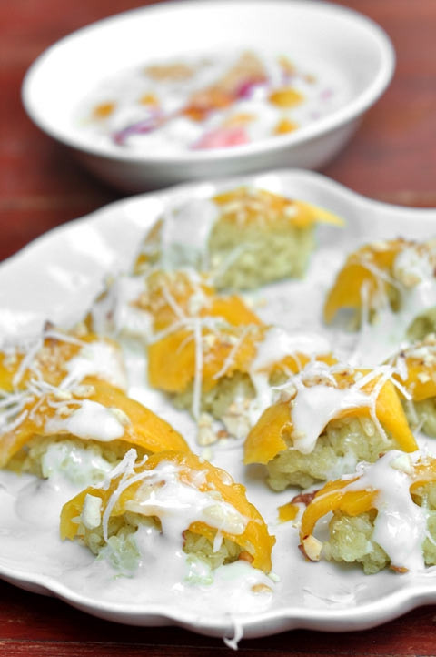 Xôi xoài: Xôi xoài có cách chế biến tương tự như xôi mít, chỉ khác thay những múi mít chín là những miếng thịt xoài dày, thơm. Ngoài vị ngọt, thơm, bùi, xôi xoài còn có chút chua nhẹ đặc trưng của thứ quả này nên ăn ít ngán hơn xôi mít.