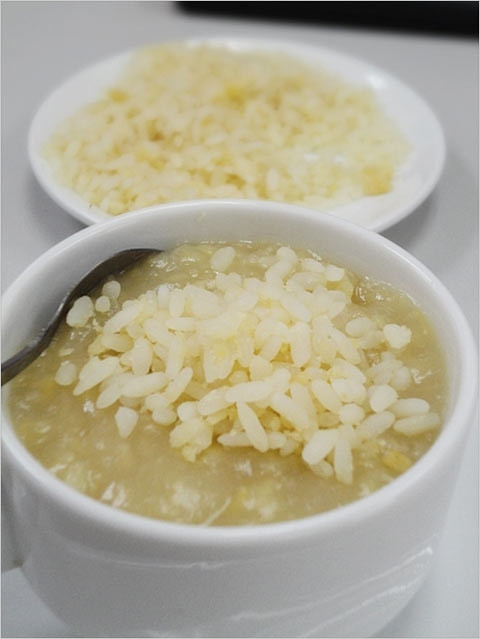 Xôi chè: Xôi chè gồm 2 phần xôi và chè riêng biệt. Chè là chè hoa cau được nấu từ chút bột sắn quấy loãng với chút đỗ xanh đã nấu chín, nhìn rất ngon mắt. Xôi ăn kèm phải là xôi vò nấu khéo sao cho từng hạt xôi vừa tơi đều, vừa bám đậu xanh. Múc lưng bát chè rồi thêm 2 - 3 thìa lớn xôi vò, trộn đều, từ từ thưởng thức, bạn sẽ thấy vị thơm, bùi của gạo nếp và đậu xanh quyện đều trong vị ngọt của đường, thơm thanh của bột sắn thật khó chối từ.