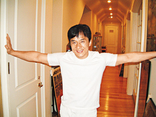 Thành Long chụp ảnh cùng ngôi nhà. Anh đã bán ngôi nhà vào năm 2005 với giá 6.3 triệu USD, khoảng 132 tỷ đồng. Giờ đây, bất động sản đang được rao bán lại với giá 9.5 triệu USD, khoảng 200 tỷ đồng.