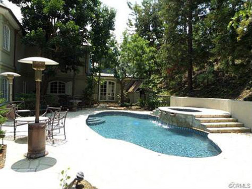 Phía sau biệt thự còn có bể bơi kiểu dáng uốn lượn.