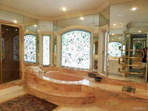 Phòng tắm "khổng lồ, trang nhã với gam màu be nhã nhặn.