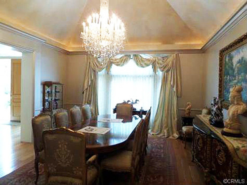 Biệt thự bao gồm 5 phòng ngủ, 6 phòng tắm và nhiều gian phòng chức năng cũng như giải trí khác.