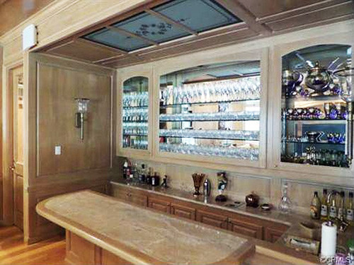 Quầy bar chuyên nghiệp. Ngoài ra, Thành Long còn có thêm một hầm rượu vang tiêu chuẩn.