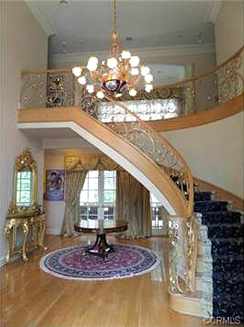 Nội thất của biệt thự khiến nhiều người choáng ngợp. Tiền sảnh quý phái với cầu thang dát vàng.