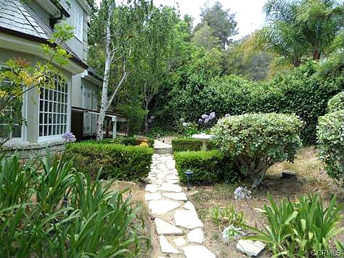 Bao quanh ngôi nhà là rất nhiều cây cối và hoa. Biệt thự có tổng diện tích lên tới 7.638m2.