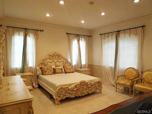 Phòng ngủ bài trí đơn giản nhưng rất sang với giường ngủ có phần khung mạ vàng.