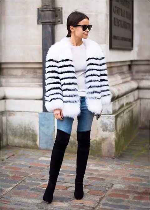 Còn nếu muốn tạo nên sự mạnh mẽ, khỏe khoắn thì bốt cao quá gối hoàn toàn có thể kết hợp cùng với quần jearn. Các nàng cũng hoàn toàn yên tâm, cách mix này sẽ không làm mất đi sự nữ tính.