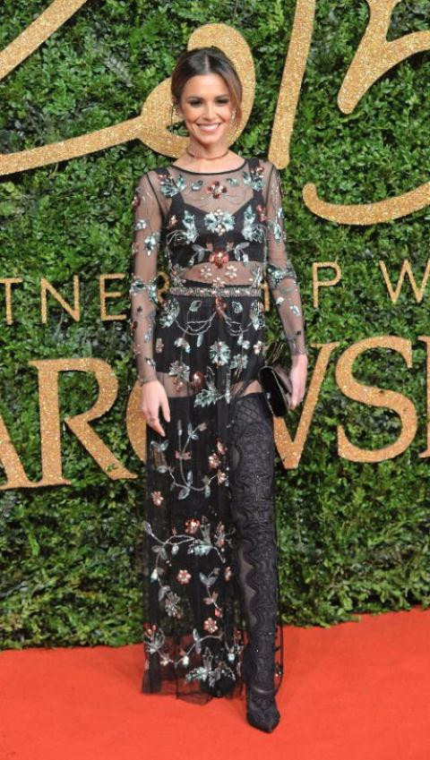 Sự kết hợp này còn khiến các nàng trở nên quyến rũ, sang trọng hơn bất kỳ ai.