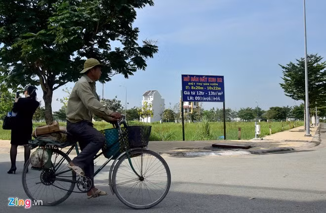 Do hiệu ứng của các dự án khu công nghệ cao, thu hút hàng nghìn lao động tri thức trẻ, đất nền khu vực này cũng sôi động với hàng loạt dự án được phân lô, bán nền. Đặc điểm chung của các dự án này là tiêu chí phục vụ đội ngũ tri thức trẻ nên diện tích không quá lớn, giá tương đối rẻ với mức khác nhau từ 500-900 triệu đồng, diện tích 50-120 m2.