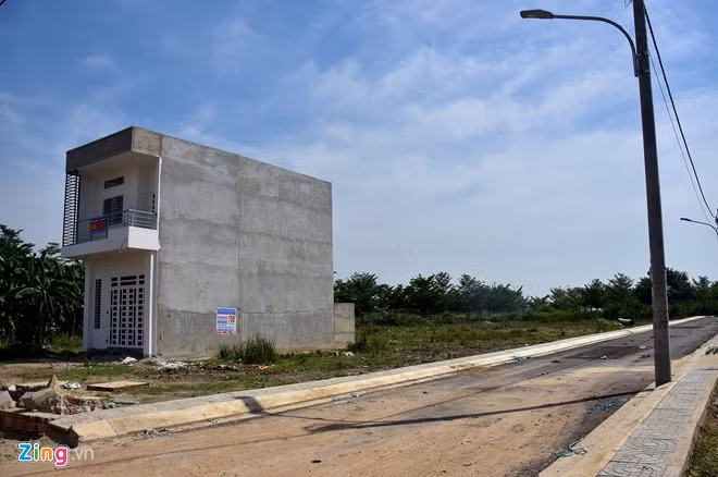 Điểm chung nữa là việc một hoặc vài ngôi nhà được xây dựng nhưng khóa cửa, bên trong không có dấu hiệu của người ở.