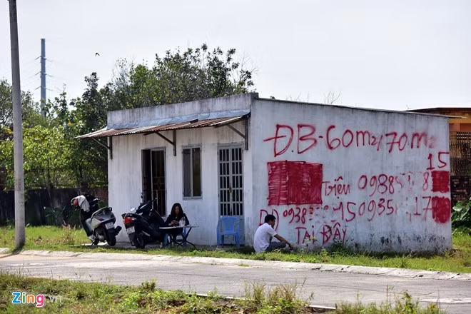 Ngoài những bảng rao bán đất dày đặc trước mặt tiền dự án, nhân viên các dự án này thường xuyên túc trực tại chỗ để sẵn sàng thông tin khi có người hỏi. Anh Hải, người đang rao bán đất nền trên đường Bưng Ông Thoàn cho biết, thời điểm hiện tại khu vực này đang rất sôi đông các dự án đất nền, do hạ tầng được đầu tư, nhà máy đang hình thành nên các công ty BĐS chạy đua với nhau để đón đầu.