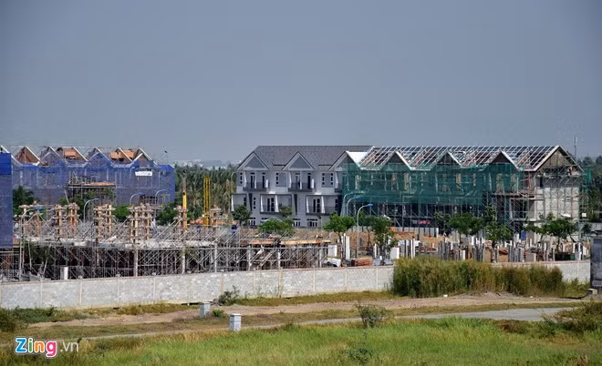 Sôi động nhất vẫn là các khu compound, những dự án bất động sản có vị trí tốt từ các chủ đầu tư có uy tín trên thị trường, đặc biệt là các dự án nằm bên tuyến đường vành đai 2, cao tốc TP HCM - Long Thành - Dầu Giây.